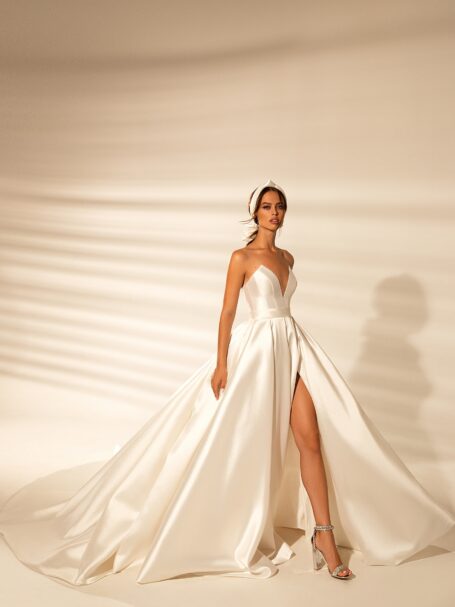 Wedding dresses with a slit – pure eleganсe