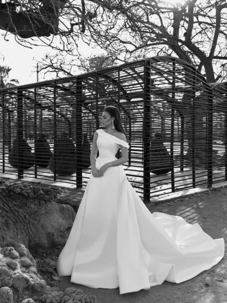 Straight wedding dress «Marika» with detachable skirt