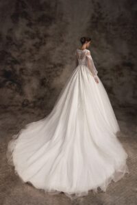 Uma 4 wedding dress by woná concept from notte d'opera collection
