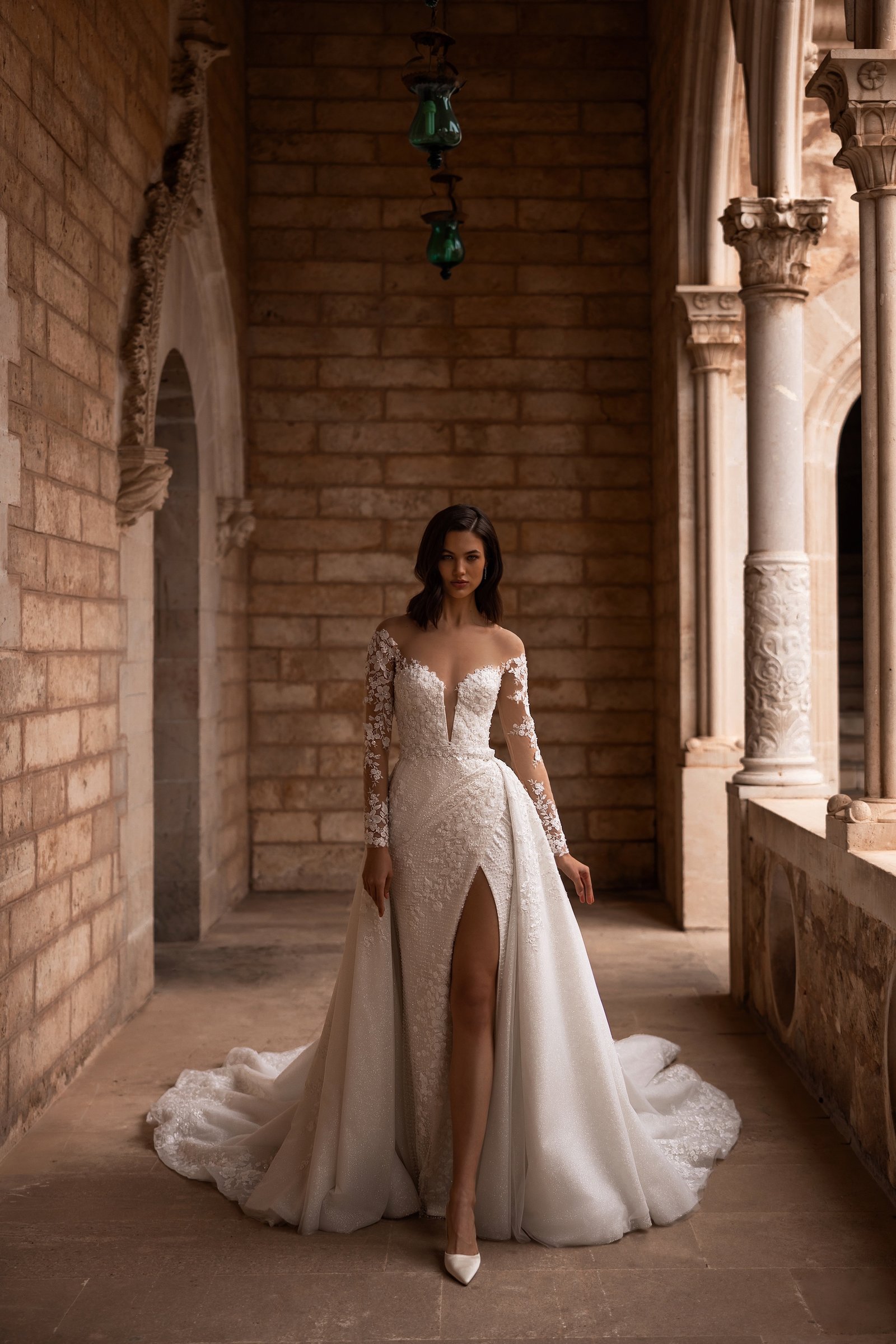 Low back wedding dress «Mallory» with detachable skirt