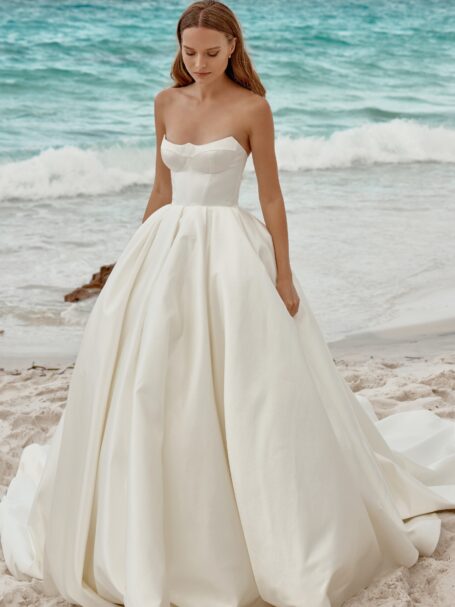 Yvonne 2 wedding dress by WONÁ Concept from Atelier Signature collection