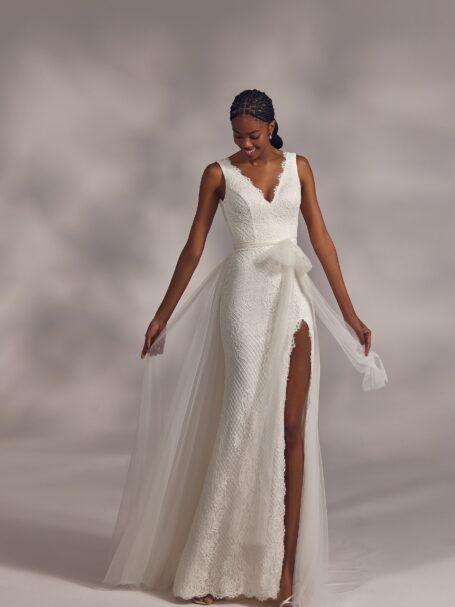 Wedding dresses with a slit pure elegan e WONA LA