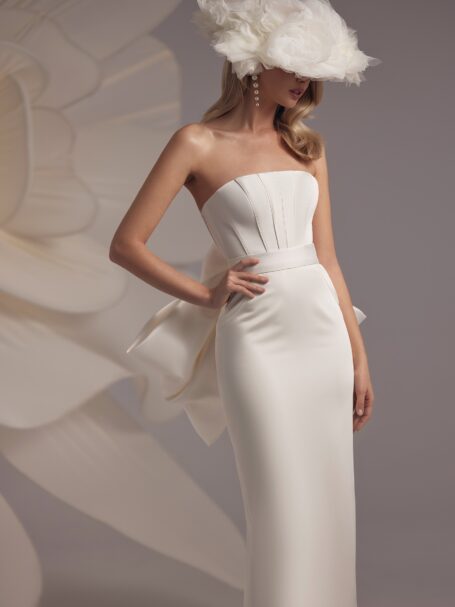 Viel 1 wedding dress by Eva Lendel from Less is More IV